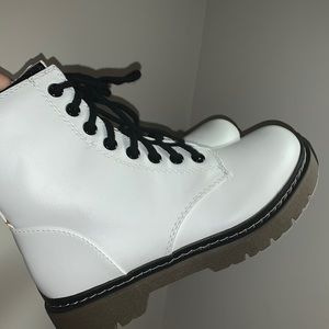 *NEW SODA WHITE BOOTS SIZE 8